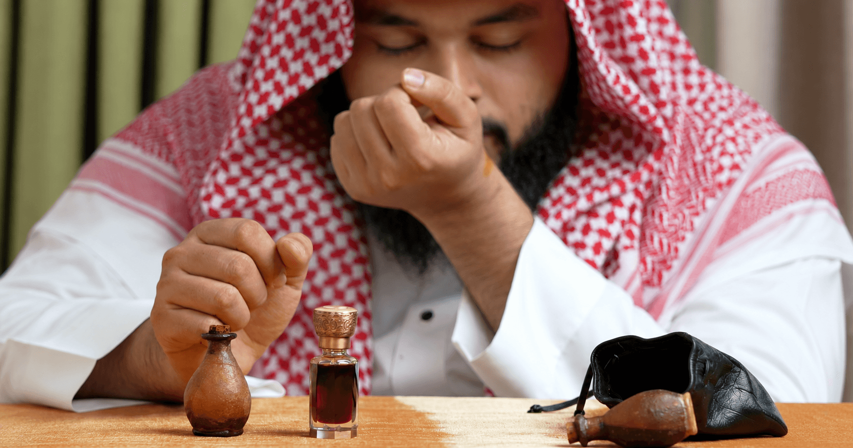 আতর লাগানোর পর কবজির ঘ্রাণ নিচ্ছেন একজন